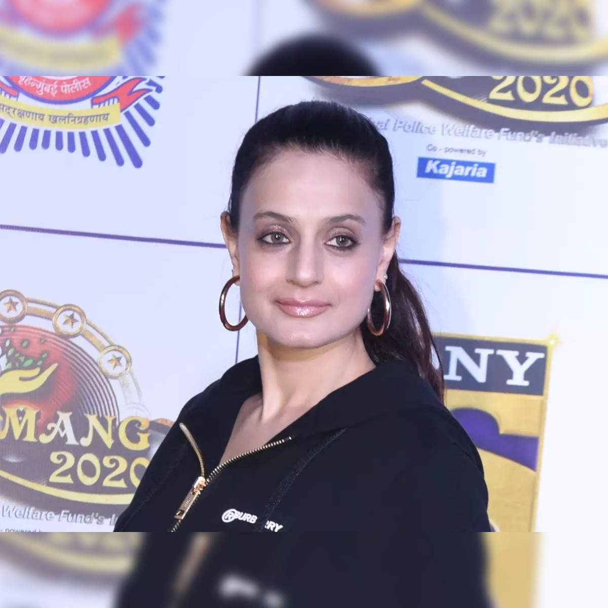 ameesha patel: SC stays proceedings in cheating case against Ameesha Patel  - The Economic Times