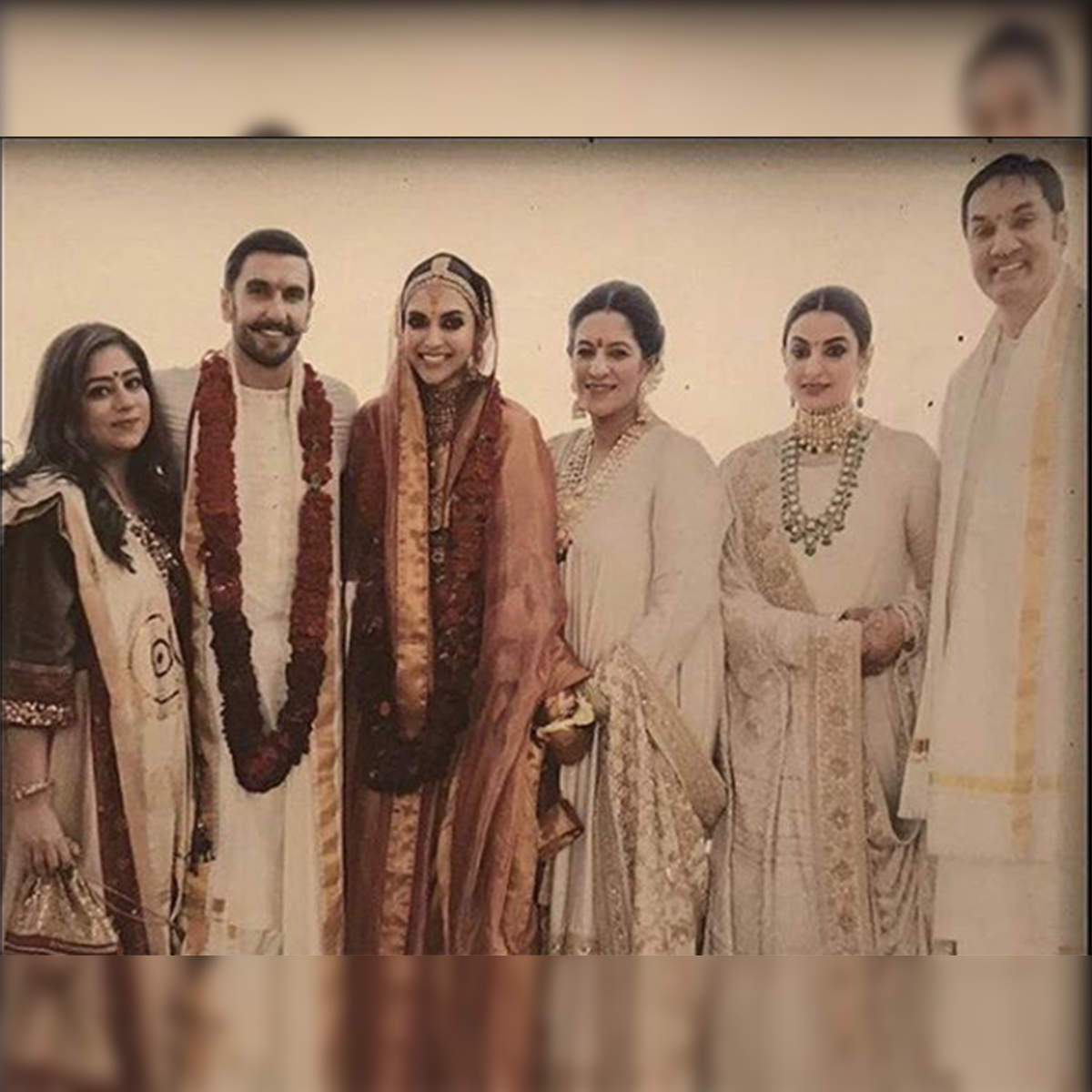 Deepika Padukone, Ranveer Singh wedding reception in Bengaluru: Newlyweds  pose for photos - Photos News , Firstpost