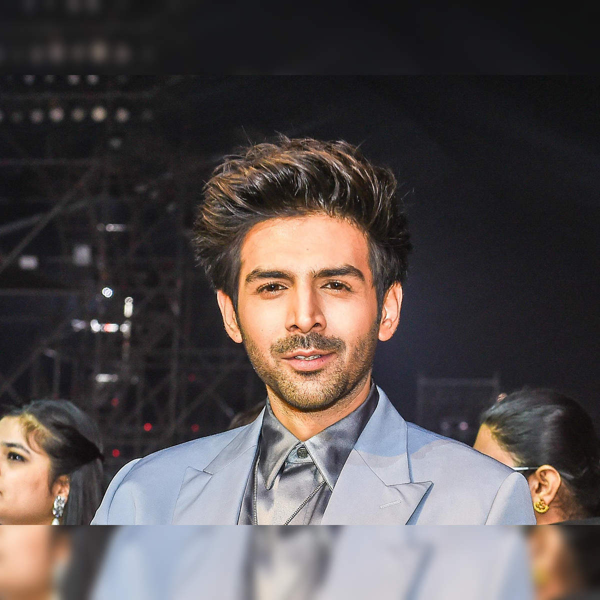 Fan impresses Kartik Aaryan with his artistic skills, makes sure his  hairstyle isn't spoiled! | Hindi Movie News - Bollywood - Times of India