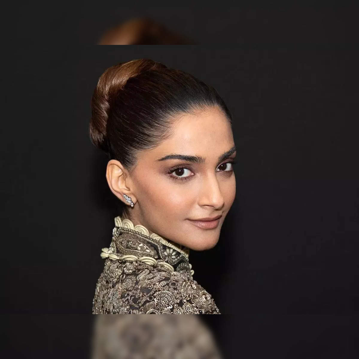 Sonam Kapoor trolled for 'fighting' a priest & refusing to feed honey to  baby Vayu; docs come to her defence - The Economic Times
