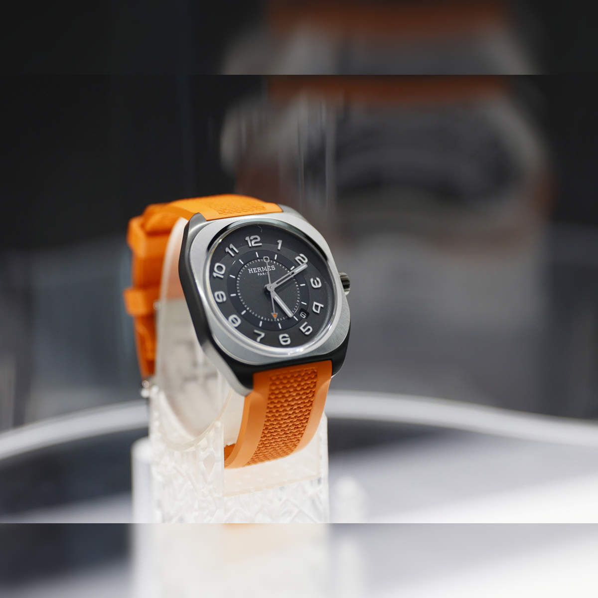 Wood veneer watch showcase - Ujoy Display