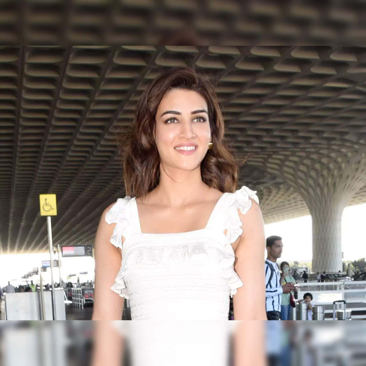 1200px x 1200px - kriti sanon news: Kriti Sanon wins hearts after videos of her flying  economy go viral - The Economic Times