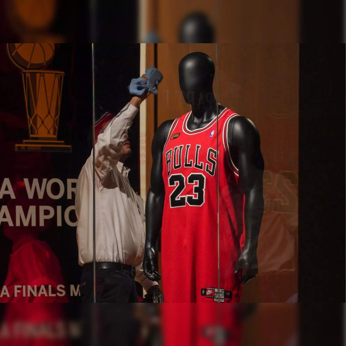Jersey worn by basketball legend Michael Jordan during 1998 NBA Finals  sells for $10.1 mn - The Economic Times