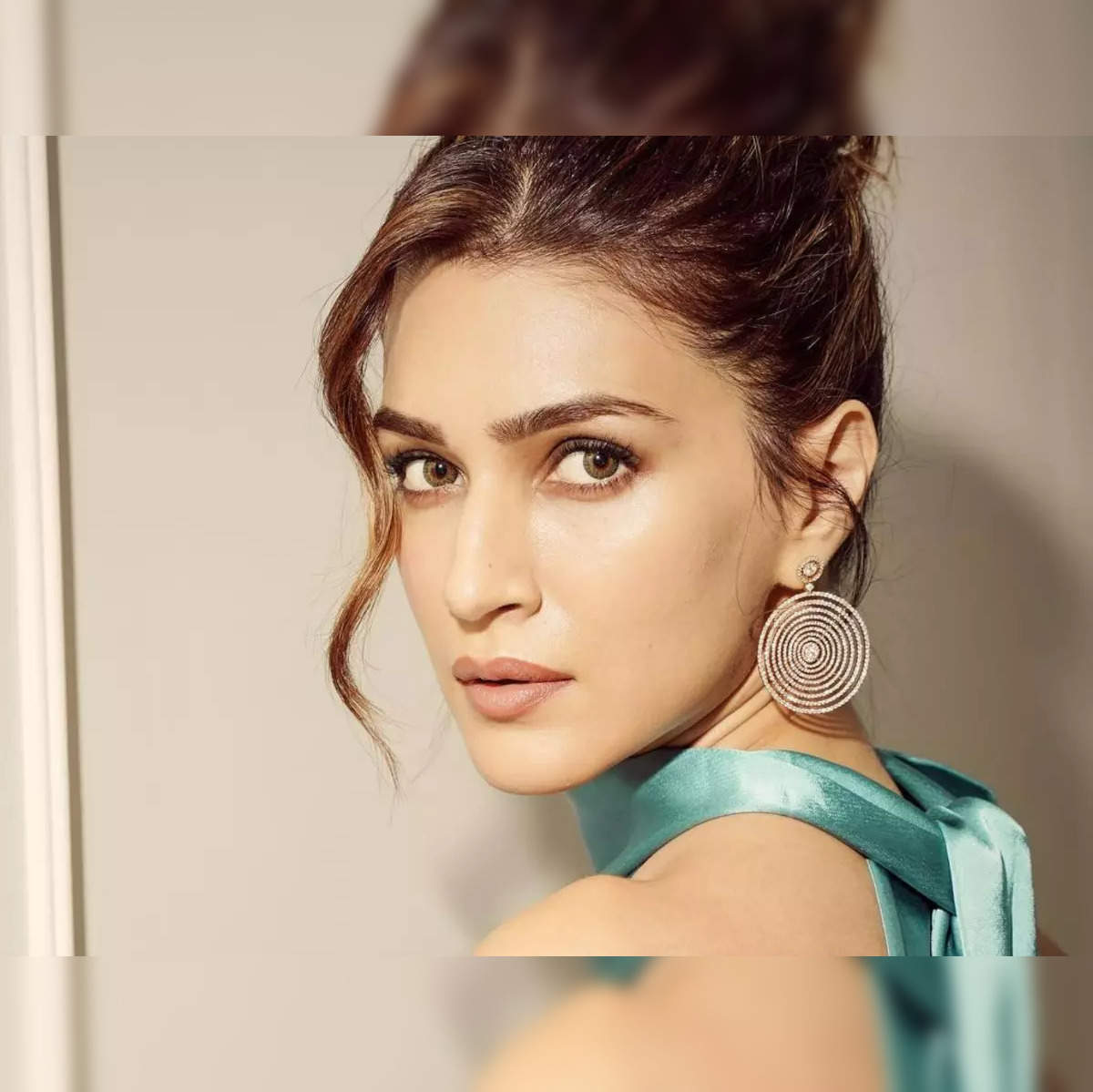 Best of Kriti Sanon Bridal Jewelry - Dhanalakshmi Jewellers