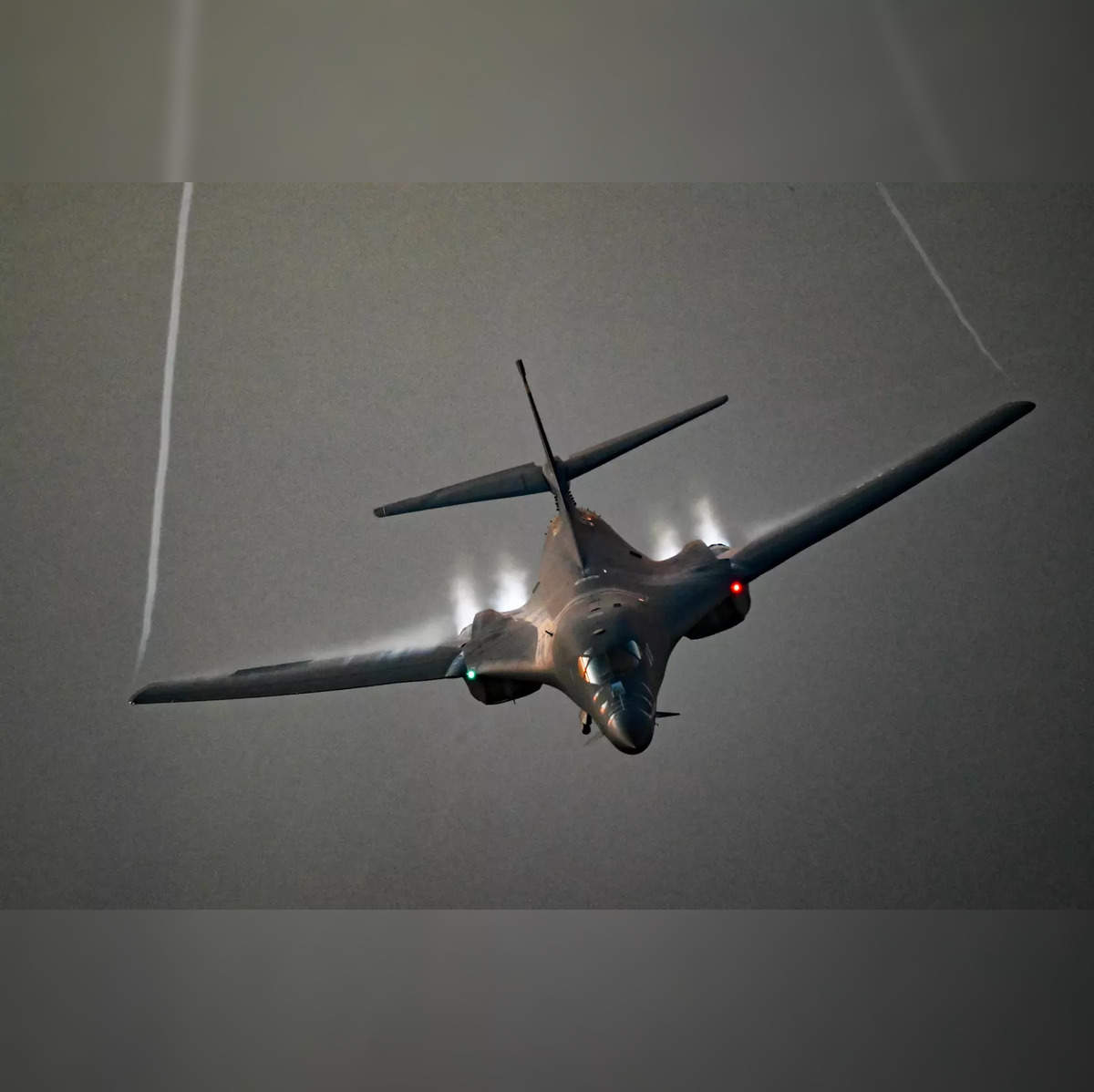 Take A Look At This Epic Video Of A B-1 Bomber Performing A High-Speed  Flyby At Oshkosh - The Aviationist