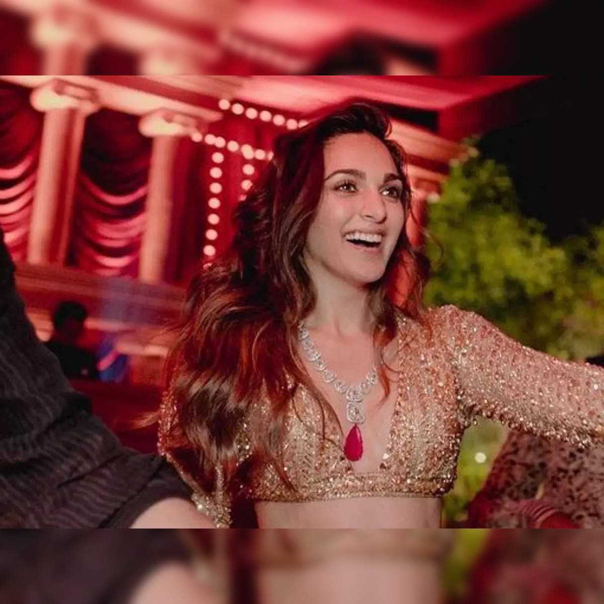 Kiara Advani sangeet lehenga: Did you know that Kiara Advani's sangeet  lehenga, with 98K Swarovski crystals, took 4,000 hours to be completed? -  The Economic Times