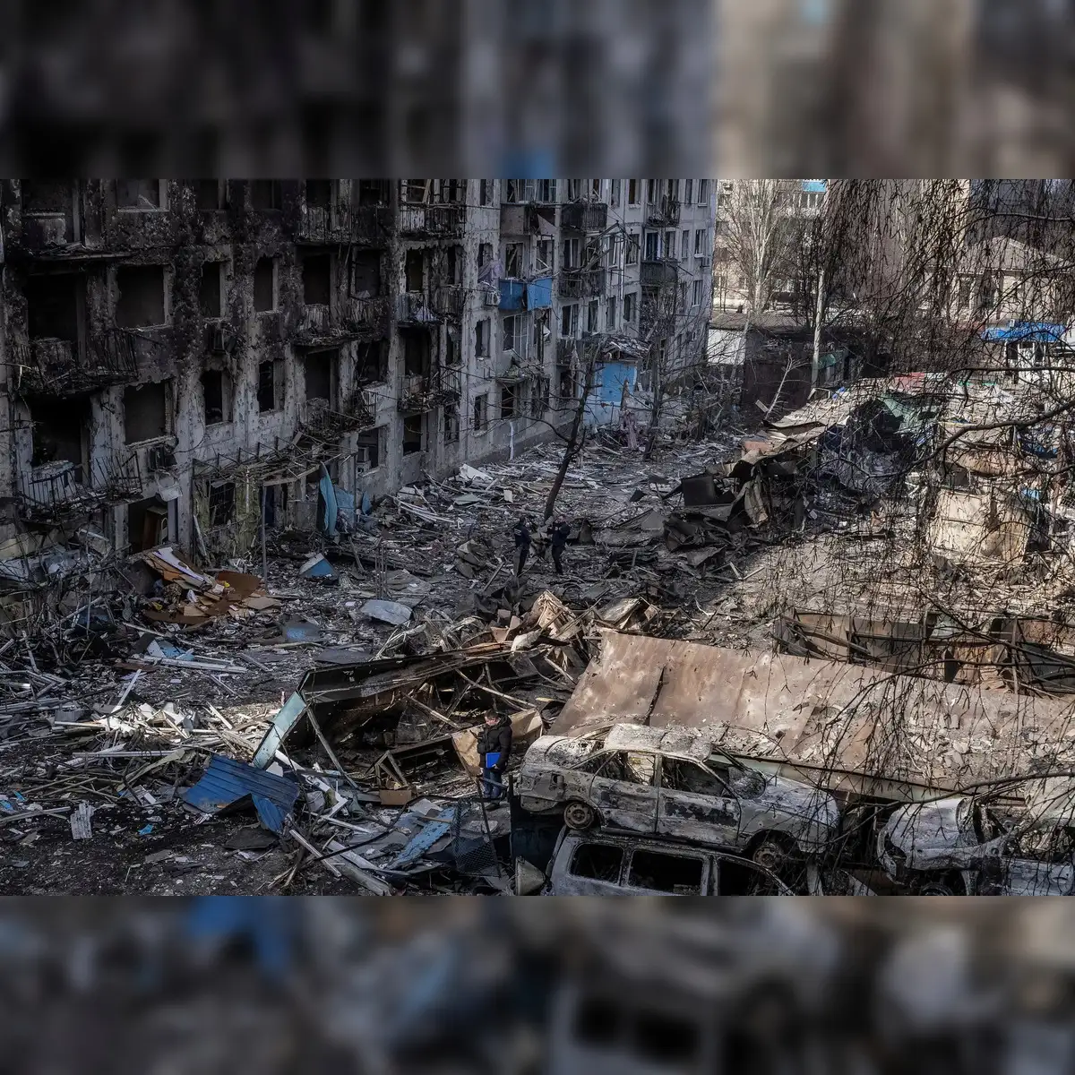 Erim meni uchlik qilishga kondirmoqchi.