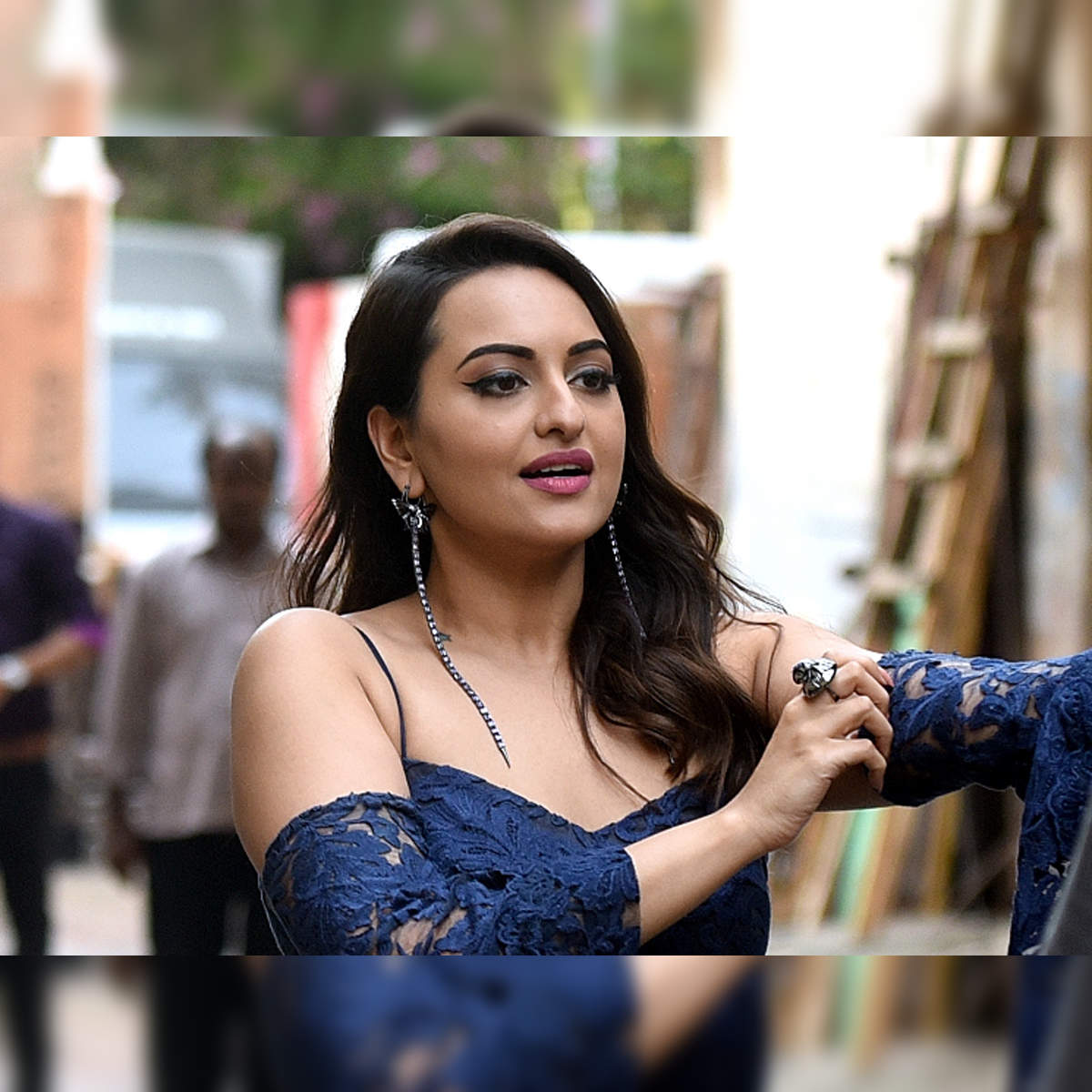 Sonakshi Sinha fraud case: A day after visit from cops, Sonakshi Sinha  reacts to fraud charges - The Economic Times