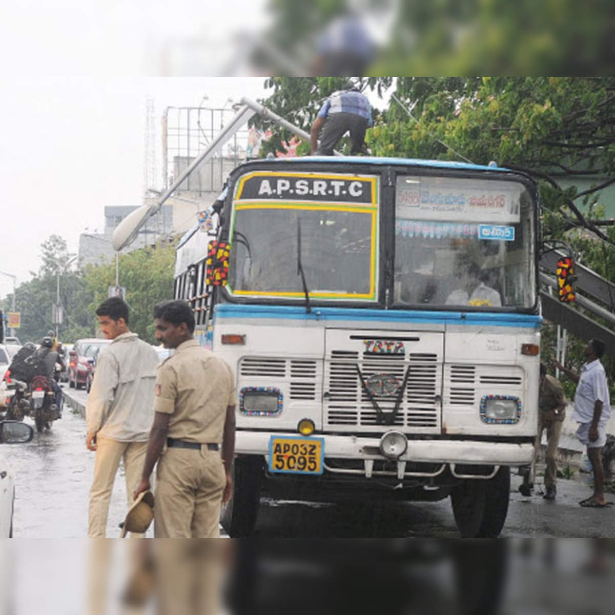 APSRTC JOBS 2023: ఆర్టీసీలో డ్రైవర్​, కండక్టర్​ ఉద్యోగాలు - paalapitta