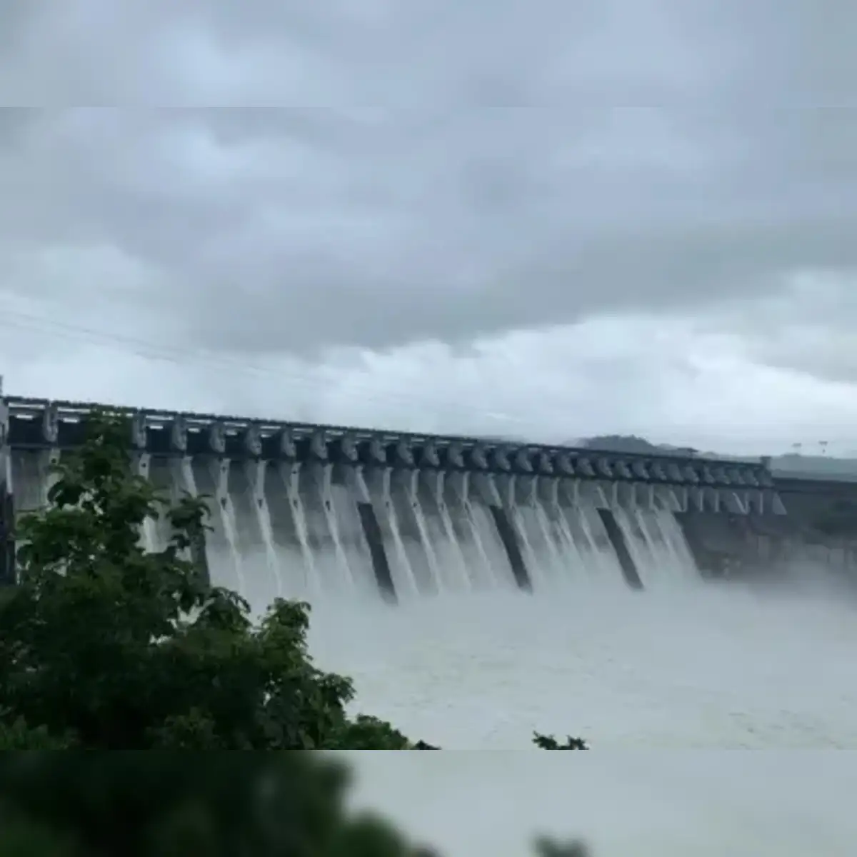 Gujarat: Sardar Sarovar dam's water level rises to 138.31 metres; nears full reservoir level - The Economic Times