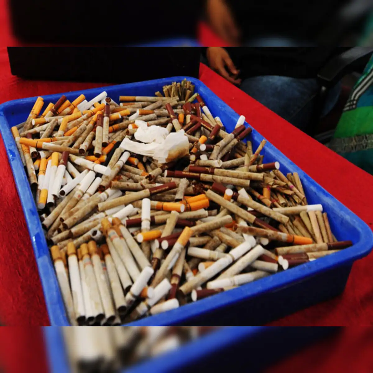 bengali tobacco Baranagar village. West Bengal, India. A woman making local cigarettes in  the street. Tobacco wholesalers distribute in the villages the necessary  equ Stock Photo