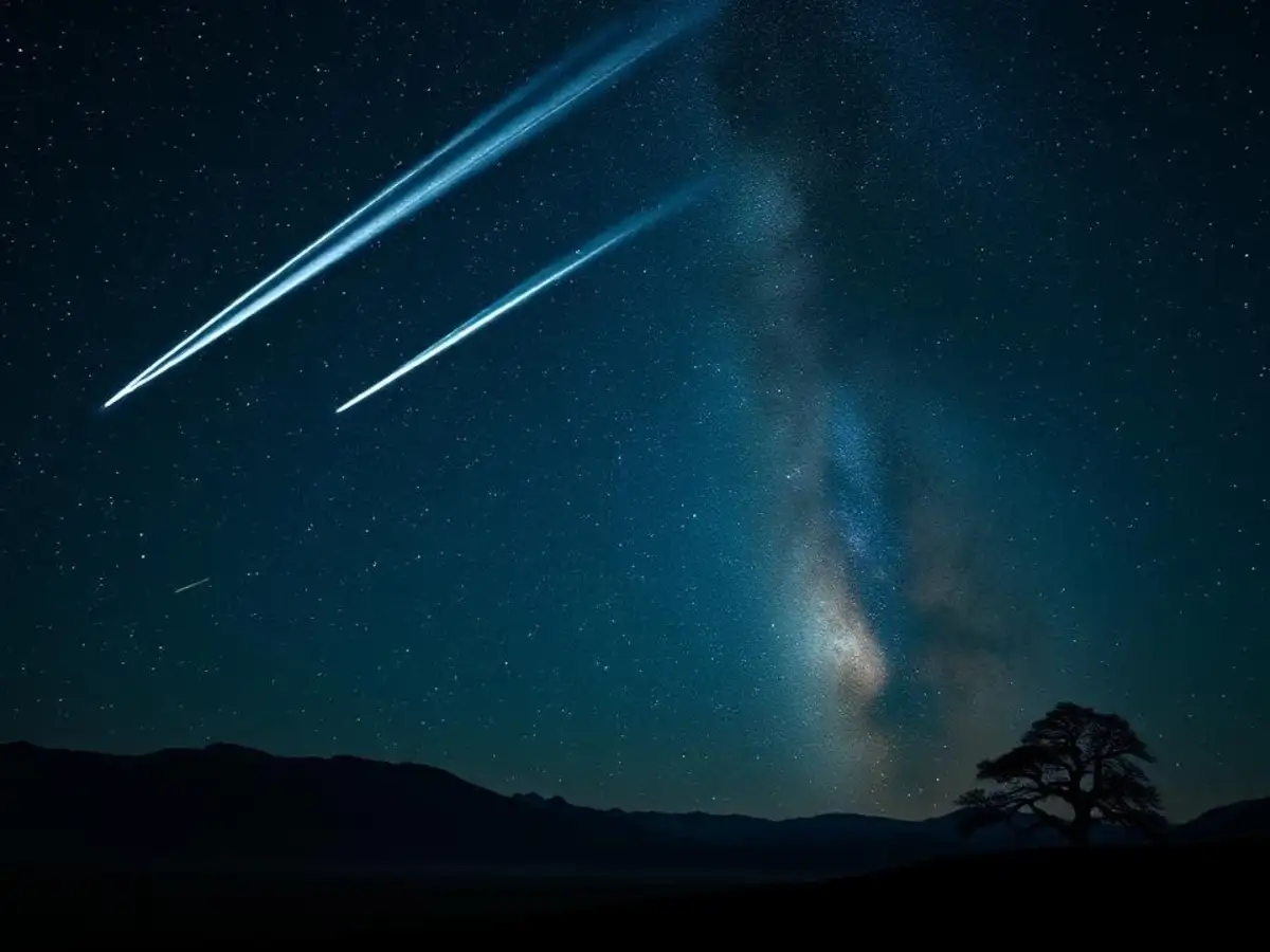 october 2025 skywatching: two naked-eye comets & orionid meteor shower  under new moon