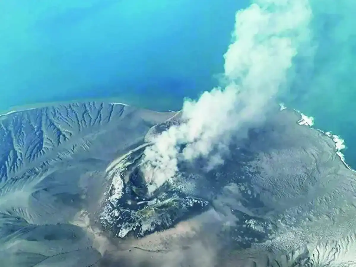 インドネシアの8つの空港がアナク・クラカタウの火山灰のため閉鎖 – エコノミック・タイムズ