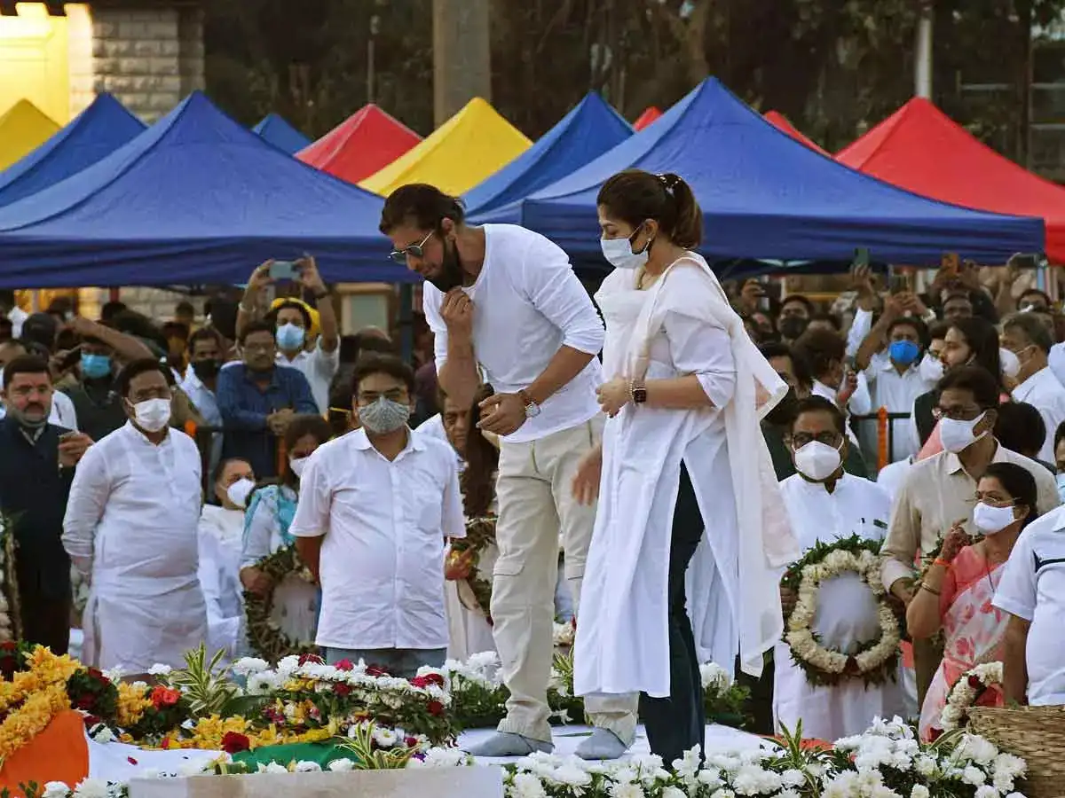 Shiv Sena BJP: Sena slams BJP for trolling Shah Rukh Khan after  misinterpreting prayer - The Economic Times