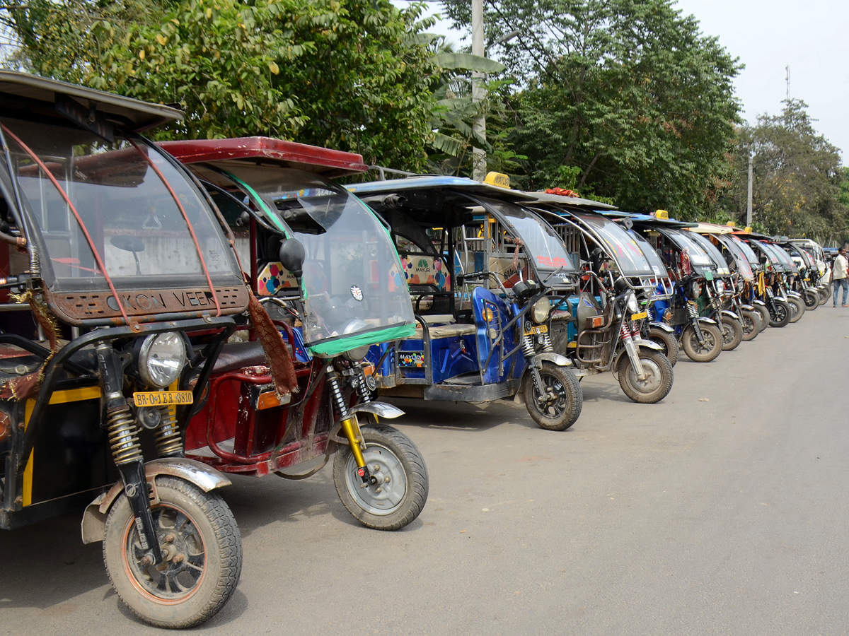 Several cities block electric rickshaw registrations - The Economic Times