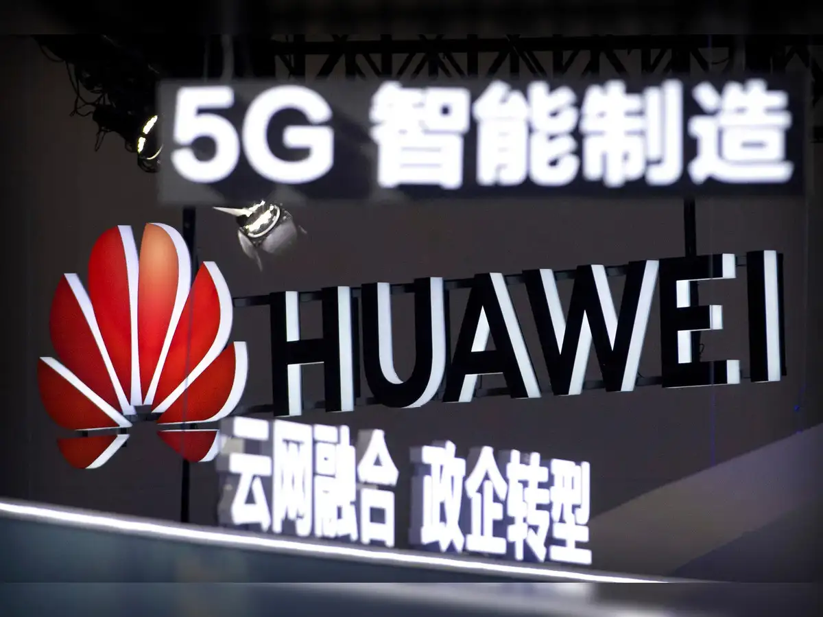 Photograph accompanying Huawei dates the 960DT to Q1 2027 and the Ascend 960PR to Q3