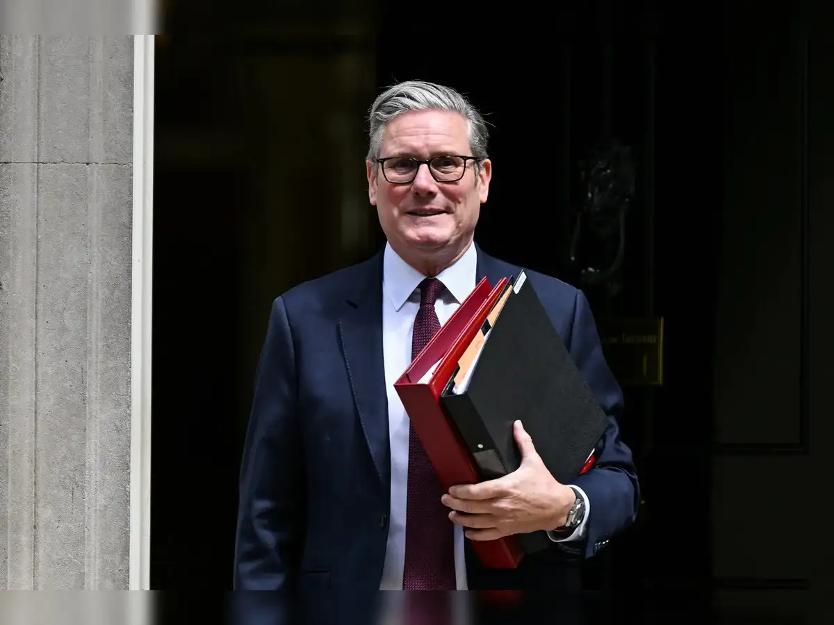 https://img.etimg.com/thumb/width-1200,height-900,imgsize-129432,resizemode-75,msid-122381014/news/international/world-news/uk-economy-shrinks-0-1-in-may-ons-says.jpg