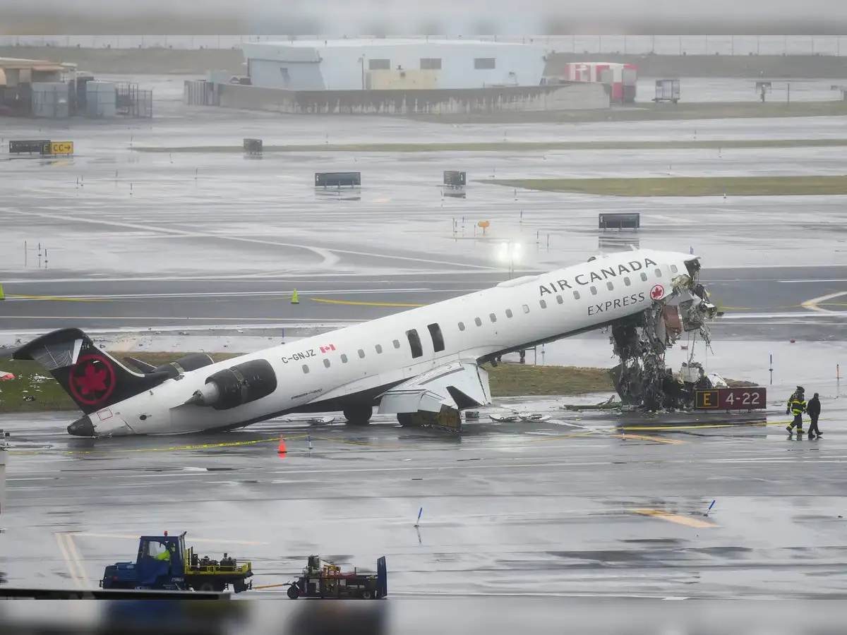 Air Canada crash: Viral video shows pilots' final heroic moments as last- second braking saves dozens; runway lapse under investigation - The  Economic Times