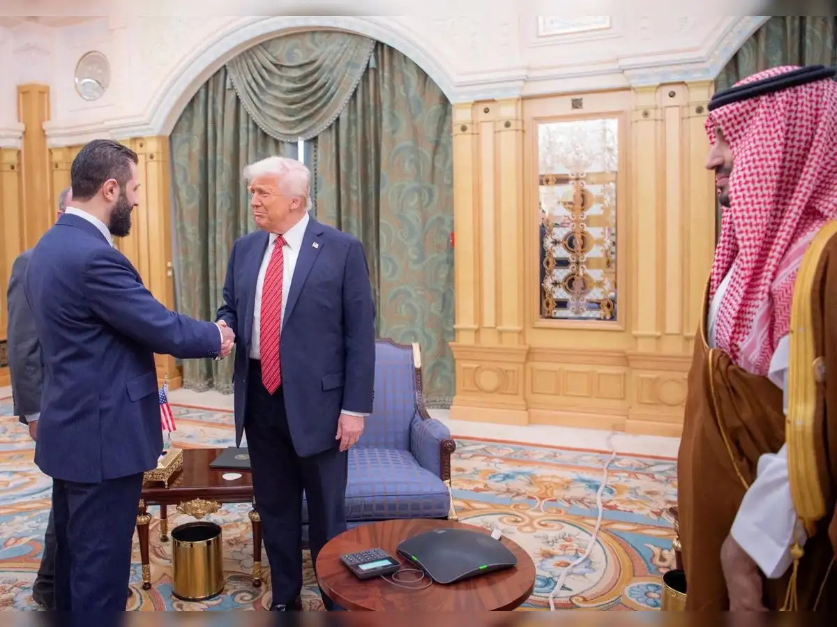 अहमद अल-शरा: ट्रंप ने सीरियाई राष्ट्रपति को 'आकर्षक, सख्त' बताया। वह कभी  अमेरिका द्वारा घोषित आतंकवादी था और अलकायदा से उसके संबंध थे - द ...