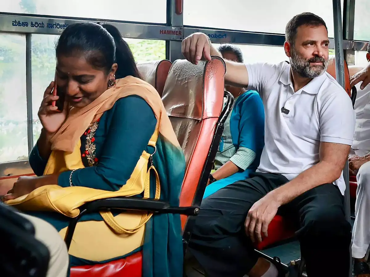 rahul gandhi: Karnataka Elections: Rahul Gandhi takes a bus ride in  Bengaluru, interacts with college students and working women - The Economic  Times