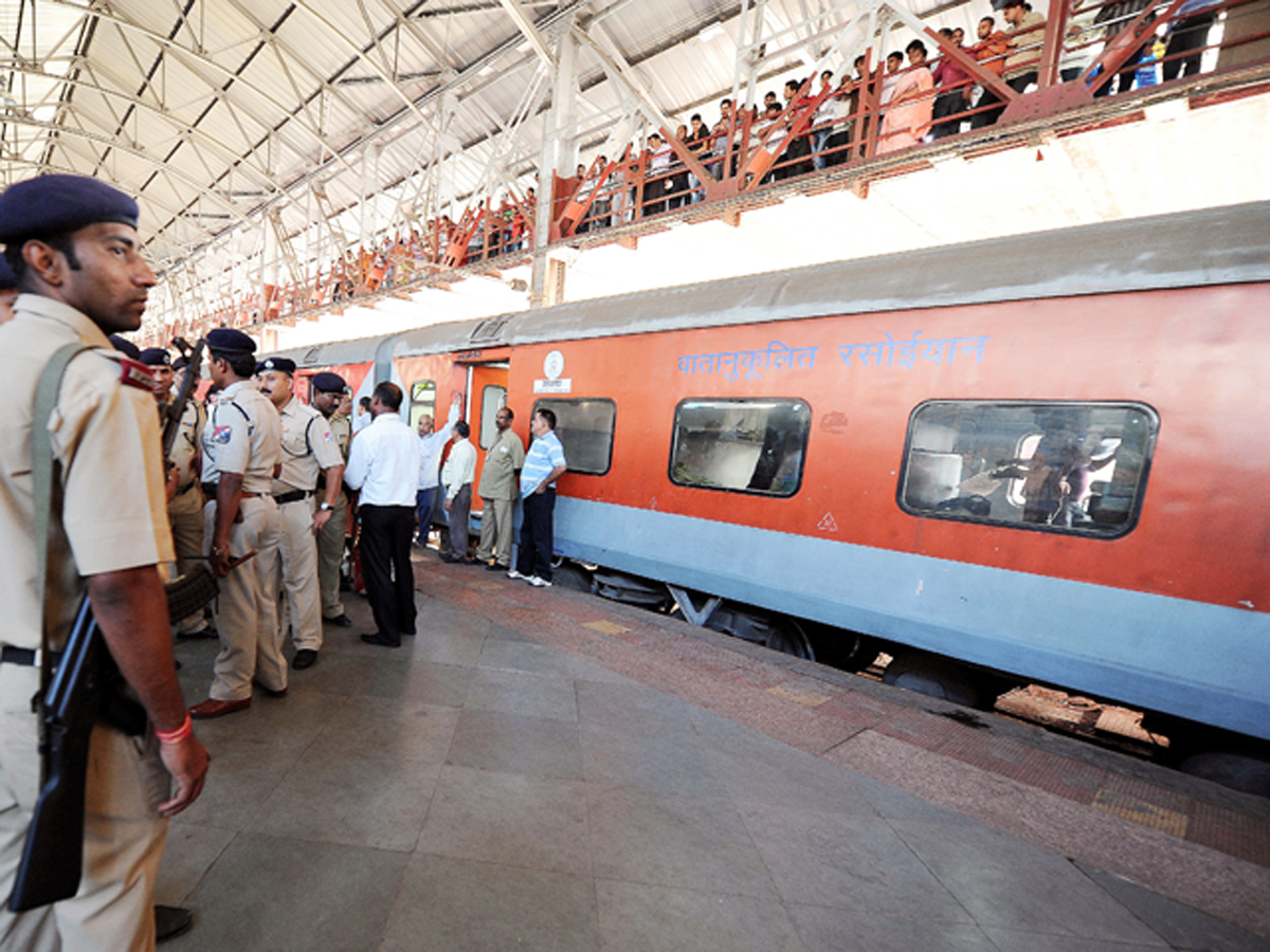 Railways stops sale of platform tickets at all Delhi stations as city  enters lockdown tonight - The Economic Times