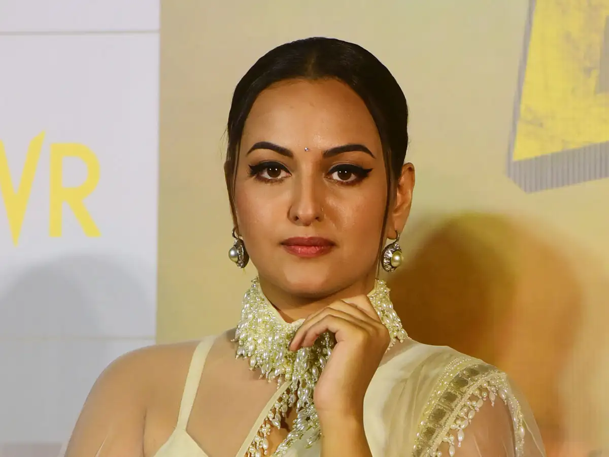 Sonakshi Sinha Slams Indigo On Twitter For Returning Her Luggage With A Damaged Handle Missing Wheel The Economic Times sonakshi sinha slams indigo on twitter
