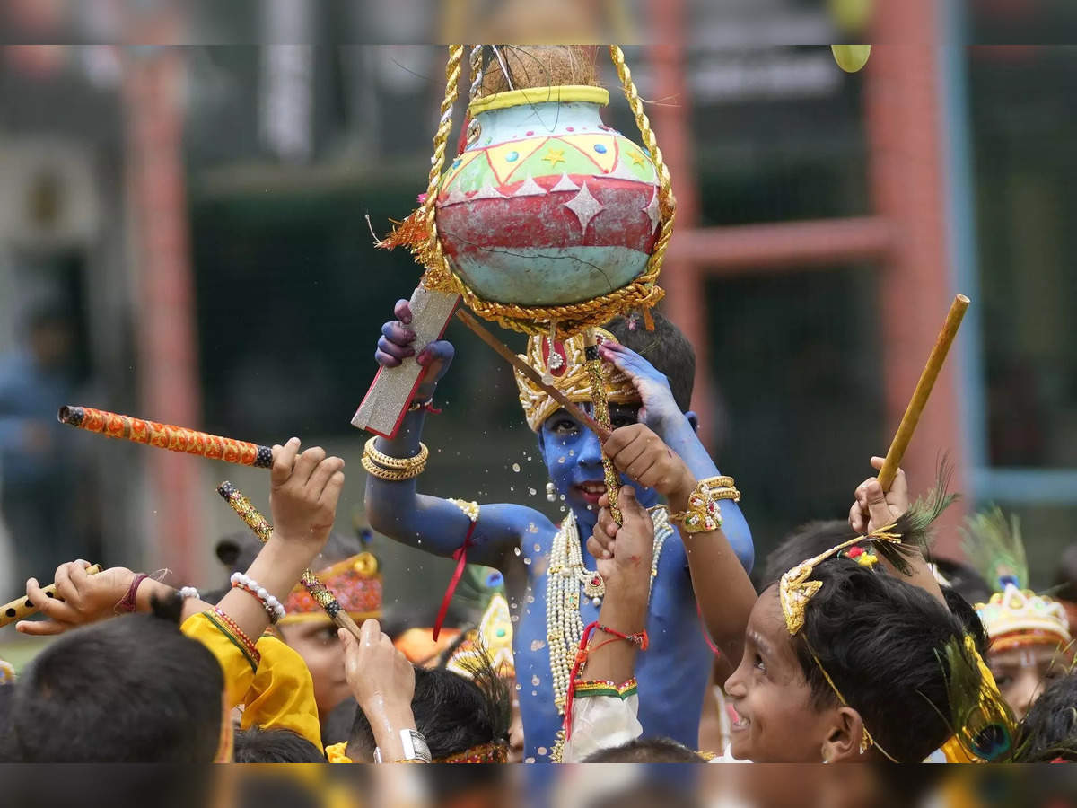 Janmashtami 2023: Origin and significance of Dahi Handi tradition - The  Economic Times