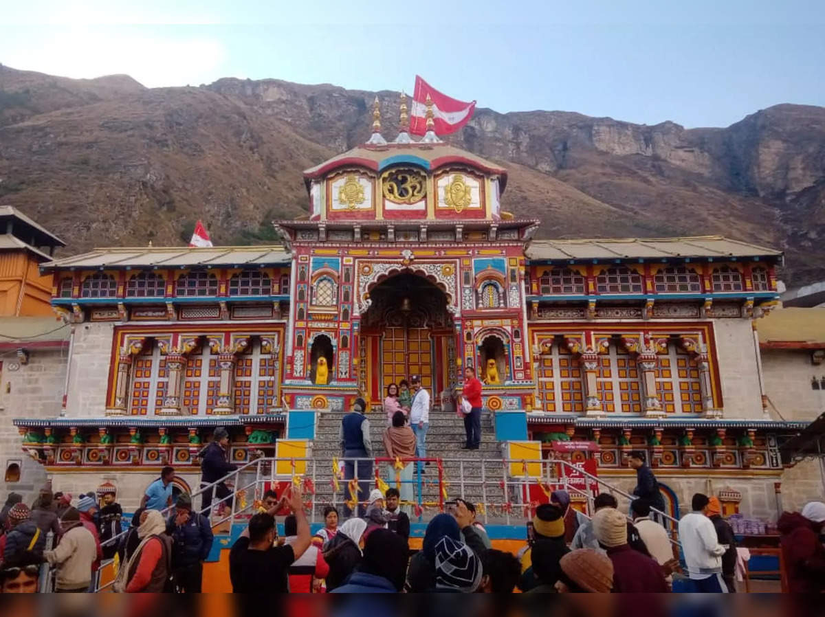 Badrinath-Kedarnath receive fresh snowfall; authorities wait for reopening  temples after lockdown | Times of India Travel