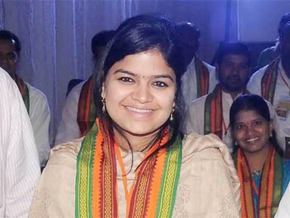 Lok Sabha polls 2014: Pramod Mahajan's daughter among "giant ... - Economic Times