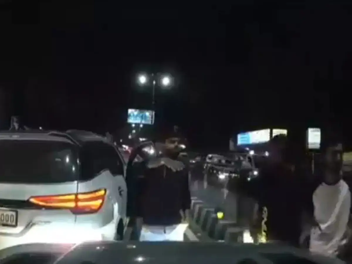 Viral video: Group of men in Fortuner with HR number harass Jeep Wrangler  carrying family with child on busy Dehradun road - The Economic Times