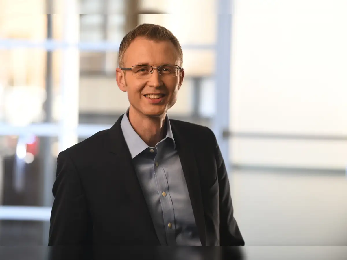 Cadence AI cuts chip timelines — GLOBAL — Aslikannih
