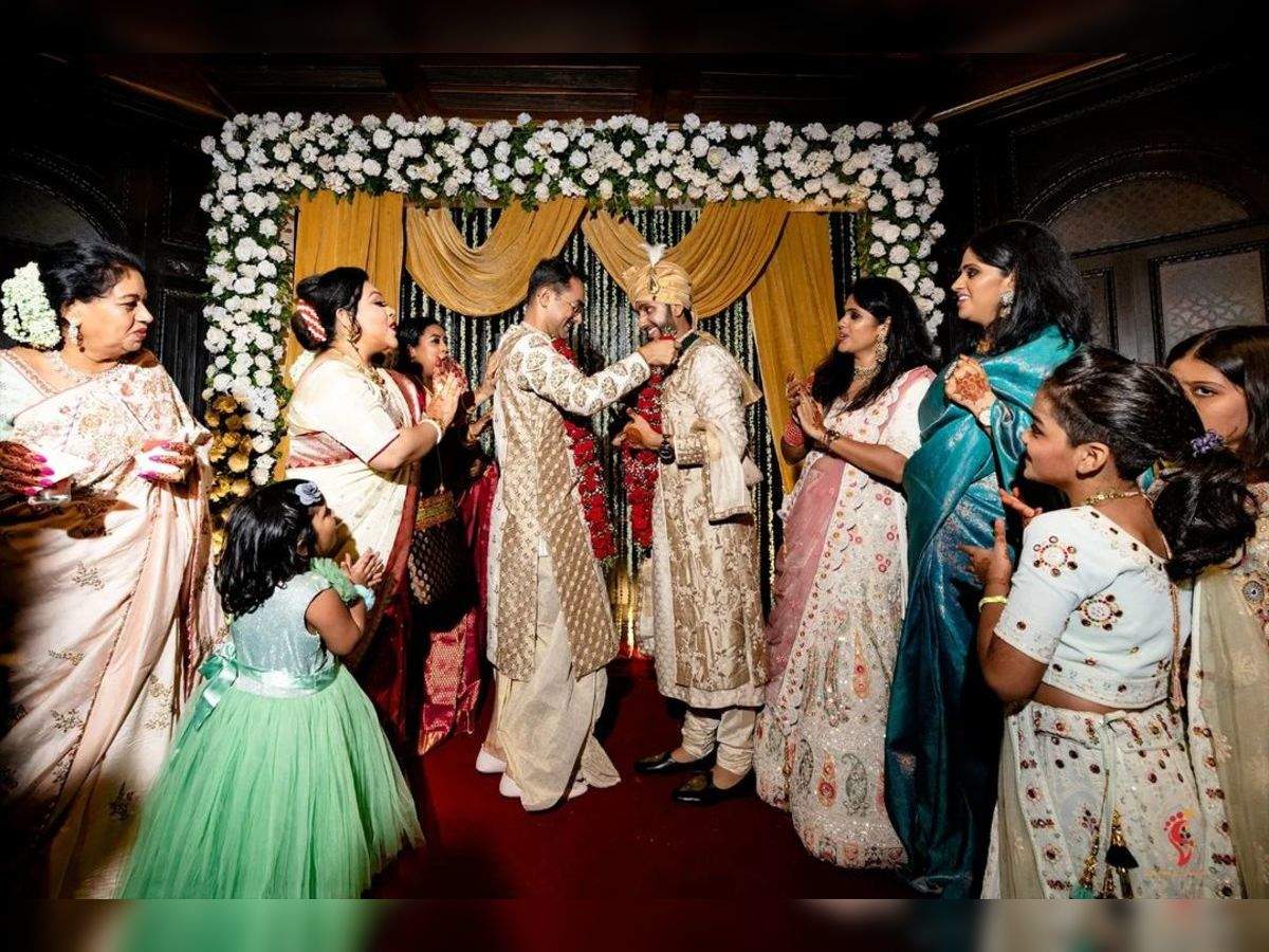 Gay marriage Gay couple gets married in Kolkata; pictures take internet by storm photo