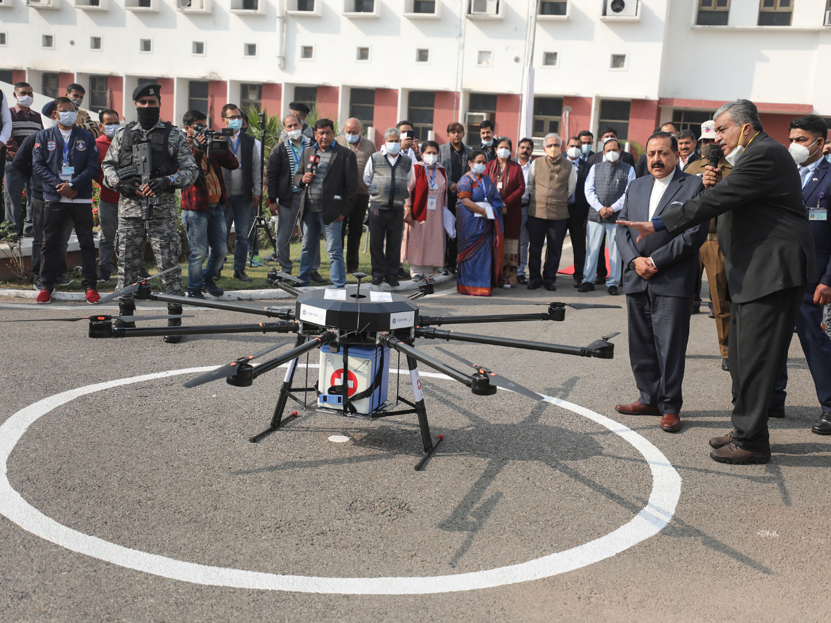 https://img.etimg.com/thumb/width-1200,height-900,imgsize-2199973,resizemode-75,msid-87951097/news/defence/pak-using-drones-to-drop-explosives-indian-drones-meant-to-serve-humanity-union-minister.jpg