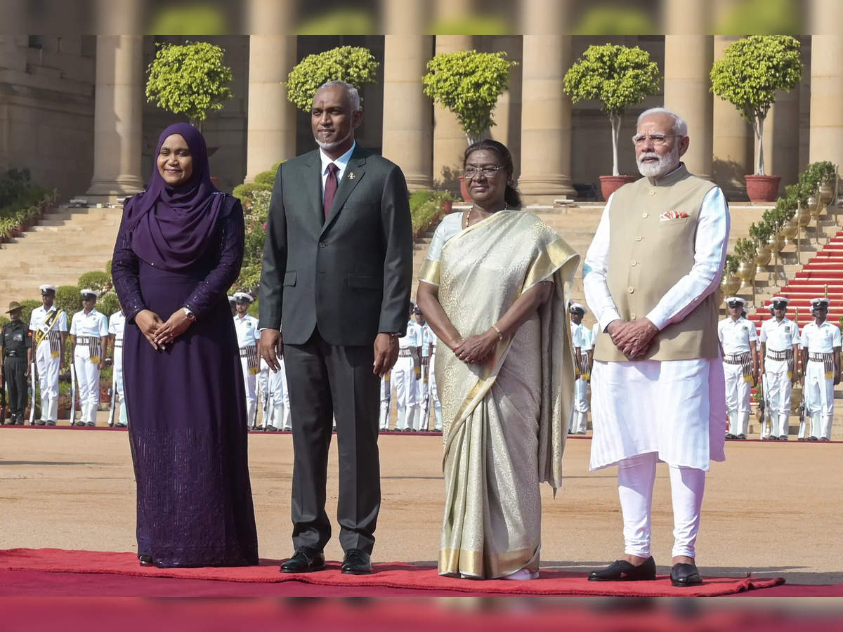 https://img.etimg.com/thumb/width-1200,height-900,imgsize-221956,resizemode-75,msid-114003397/news/india/maldives-president-muizzu-accorded-ceremonial-reception-at-rashtrapati-bhavan.jpg