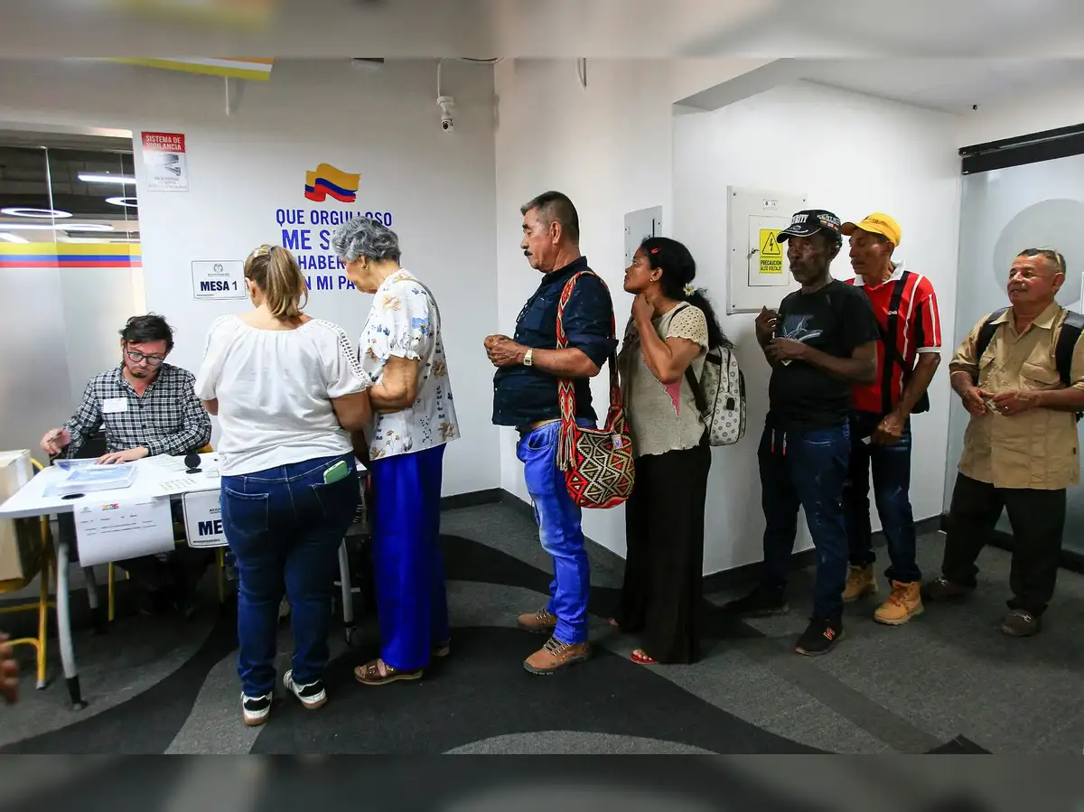 War or peace? Colombians choose destiny in high-stakes vote - The Economic  Times