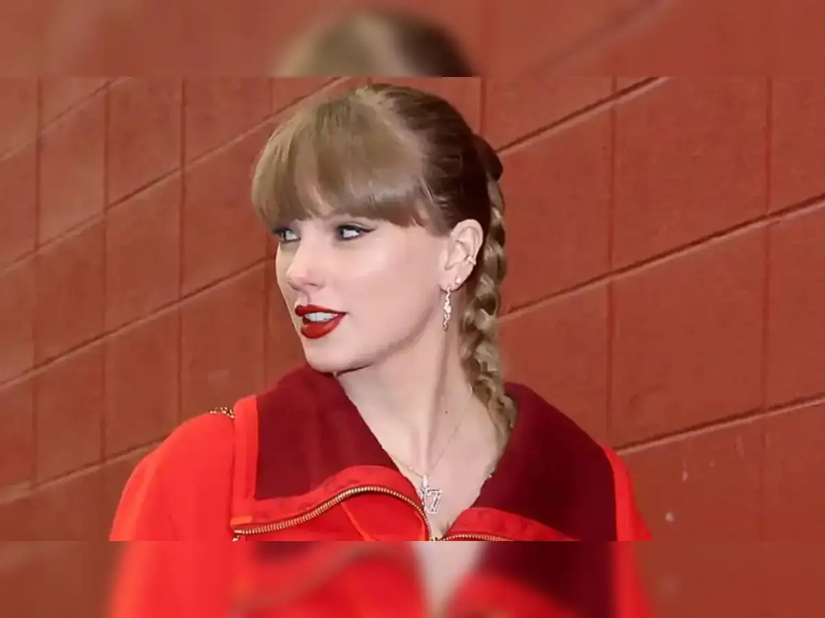 Taylor Swift wears Chiefs jersey and engagement ring to Kansas City game  with Travis Kelce's parents - The Economic Times