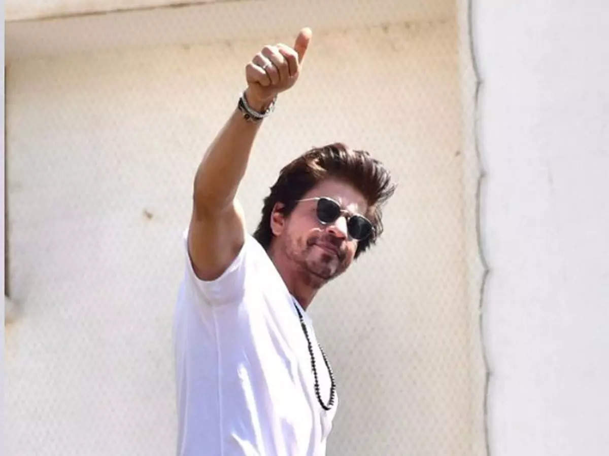 Eid-ul-Fitr 2023: Shah Rukh Khan wishes fans outside 'Mannat', strikes his  signature pose - The Economic Times