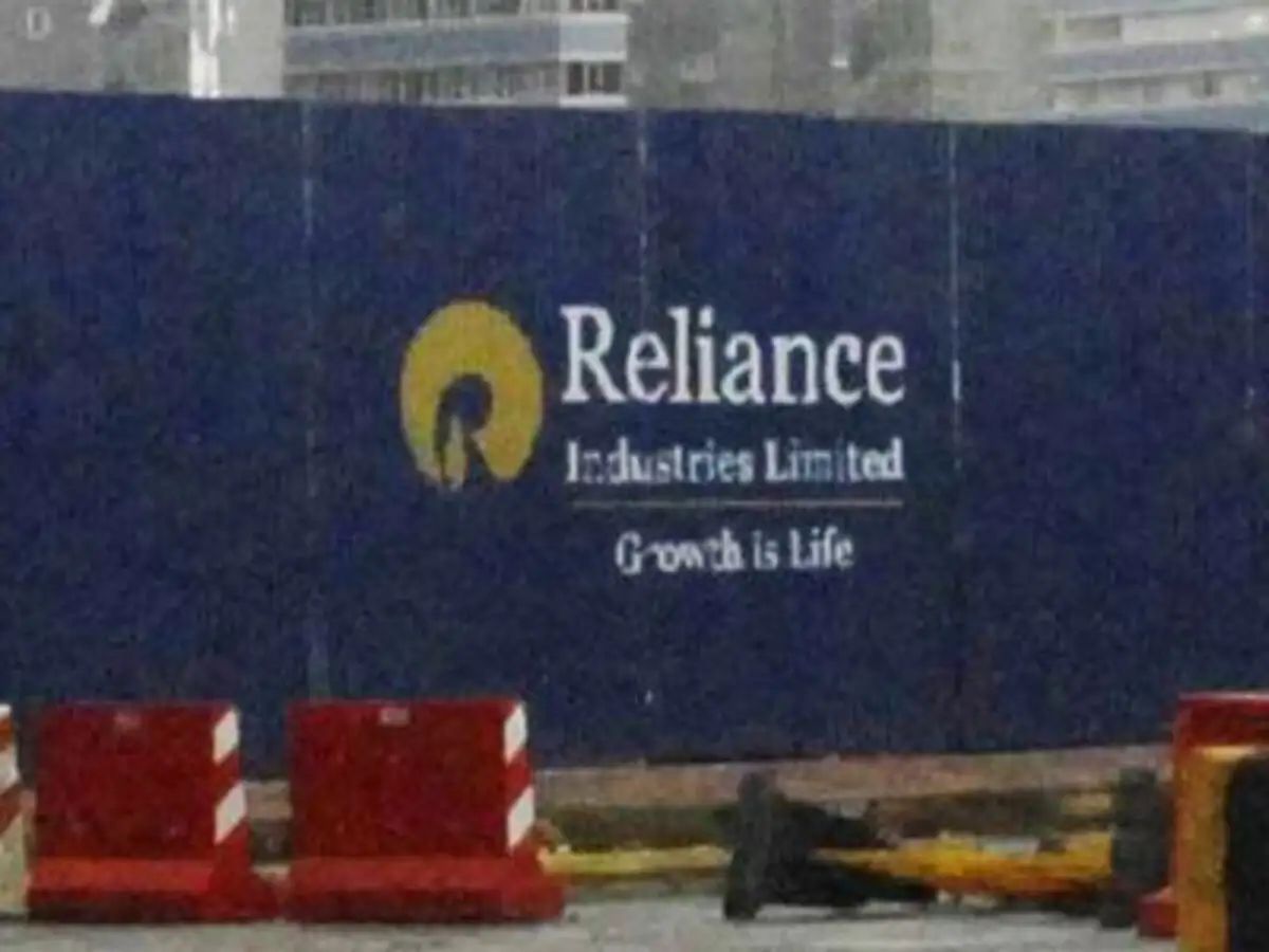 For Reliance Industries, the rupee propped up profits - The Economic Times