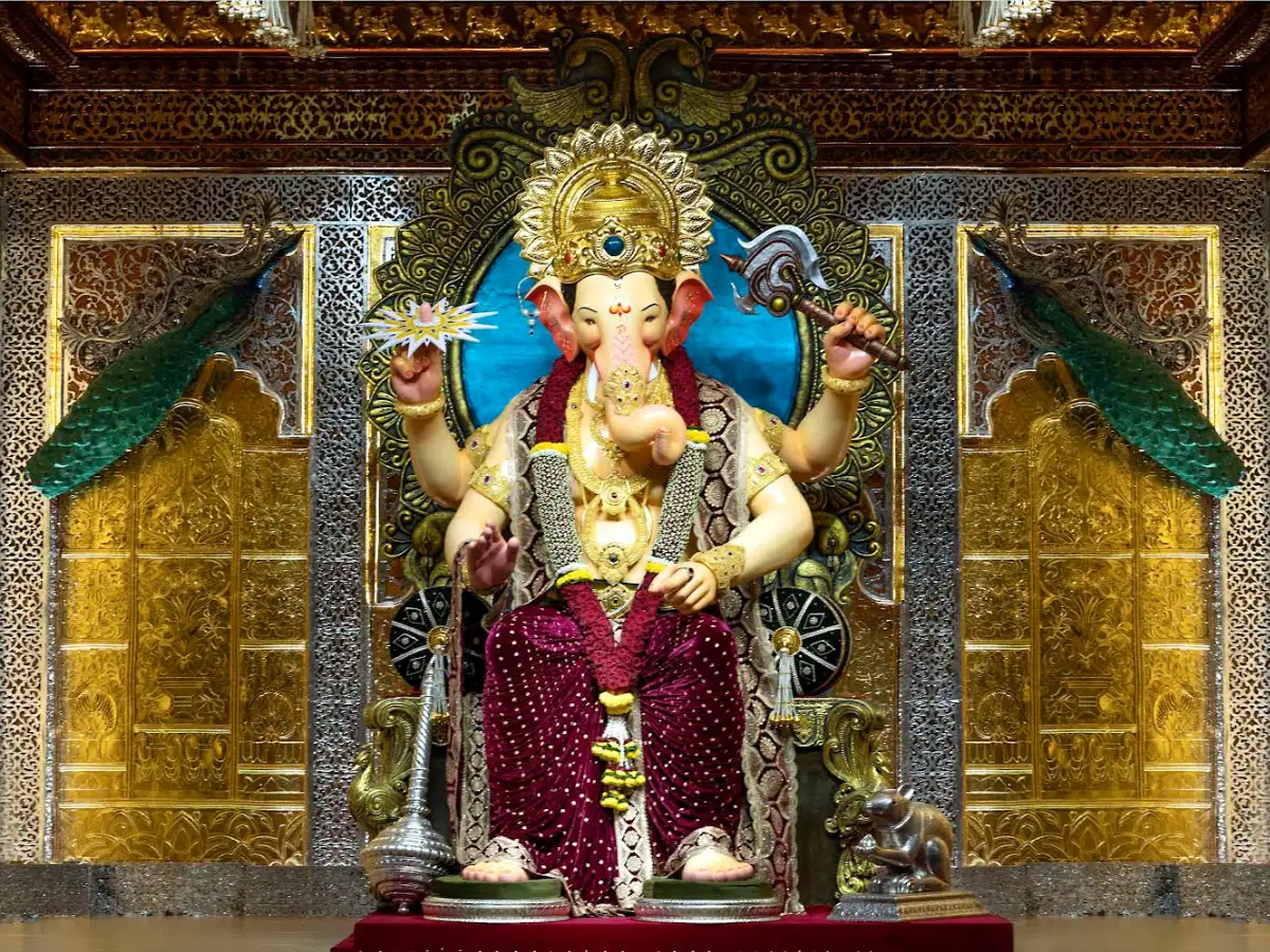 Anant Ambani donates 20-kg gold crown to Lalbaugcha Raja for Ganesh  Chaturthi. Check first look, darshan timings - The Economic Times