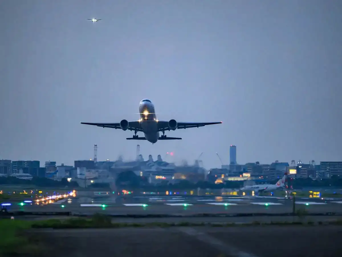 Voos suspensos após ataques: caos na aviação global ✈️