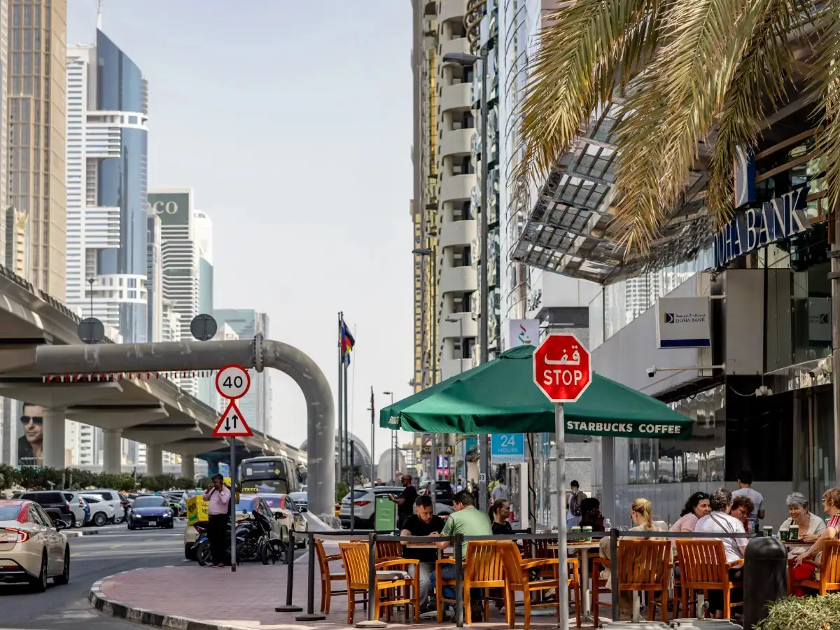 Dubai- und Abu-Dhabi-Bewohner kehren zu einer neuen Normalität zurück: „Weder Krieg noch Frieden“