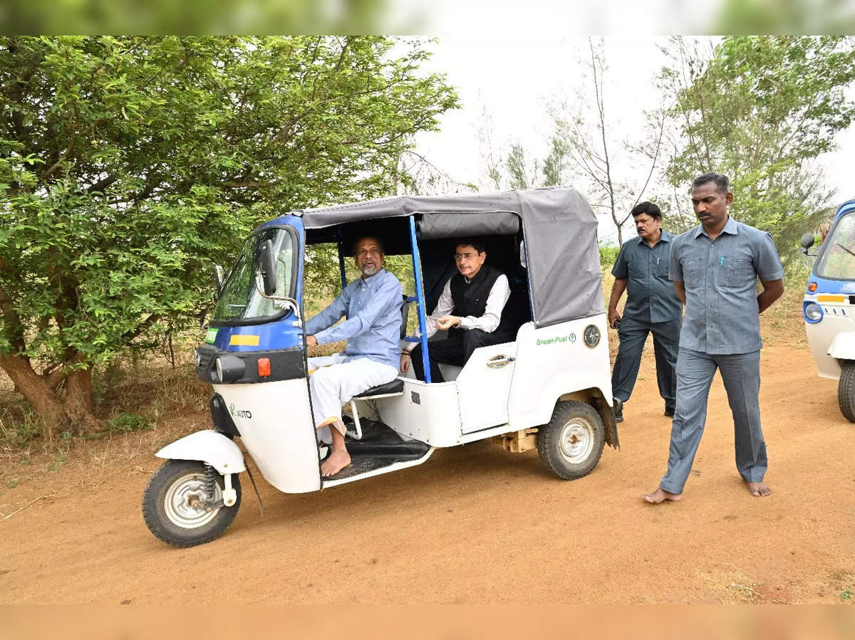 tenkasi: SaaS firm Zoho CEO Sridhar Vembu gives Tamil Nadu Governor RN Ravi  a tour of Tenkasi - The Economic Times