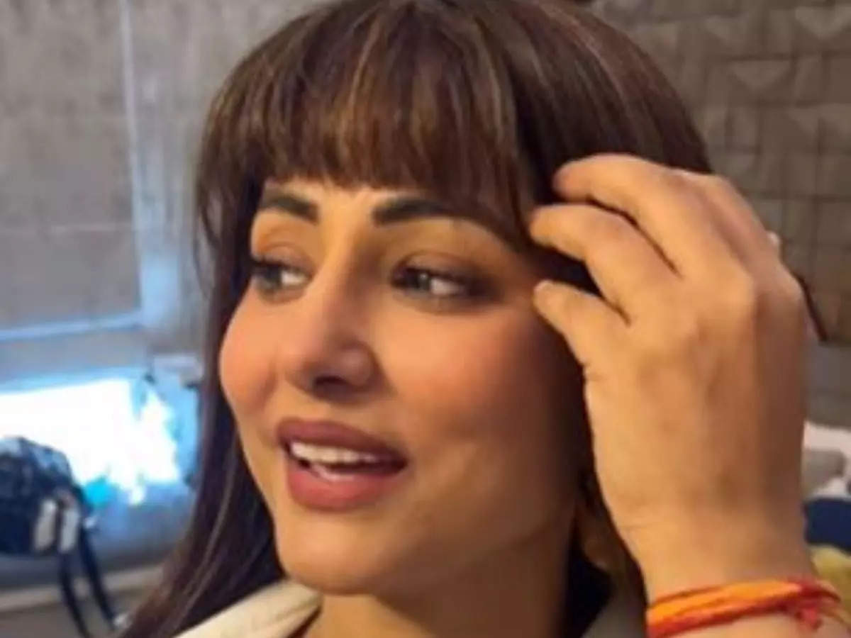 Hina Khan reveals she has resumed work amid battle with breast cancer - The  Economic Times