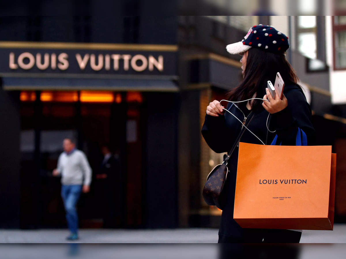 bernard arnault: Louis Vuitton CEO Bernard Arnault sells his