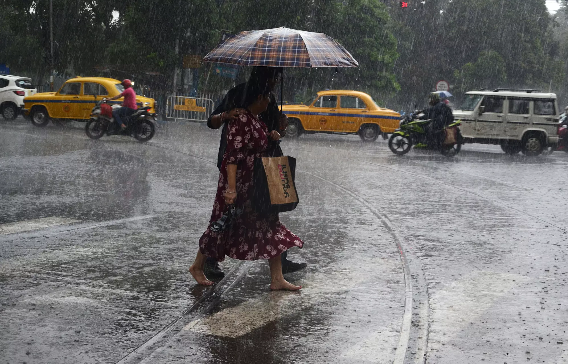 thunderstorms: IMD predicts extremely heavy rainfall during the next 2  days, issues red alerts for Northeastern states - The Economic Times