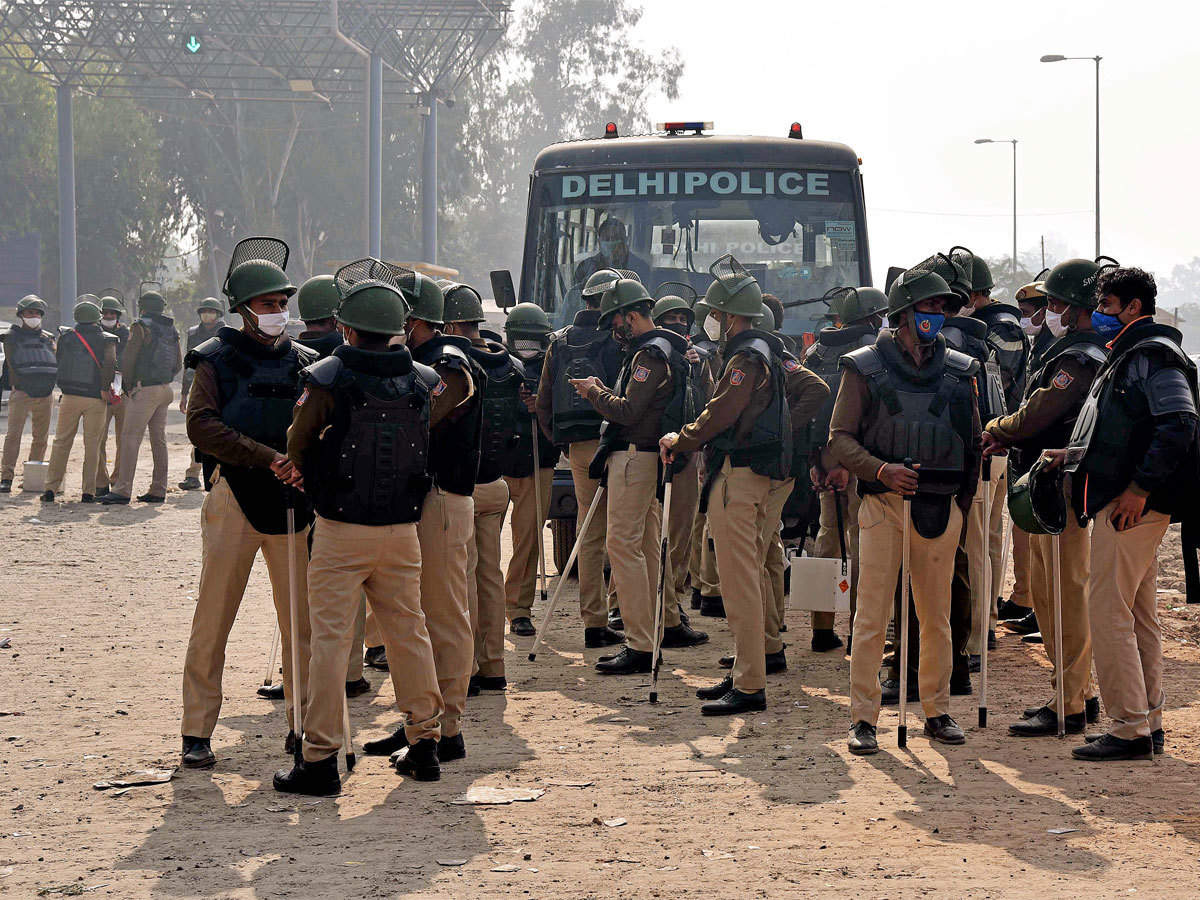 Heavy police force deployed at Delhi border points as farmers' protest  enters sixth day - The Economic Times