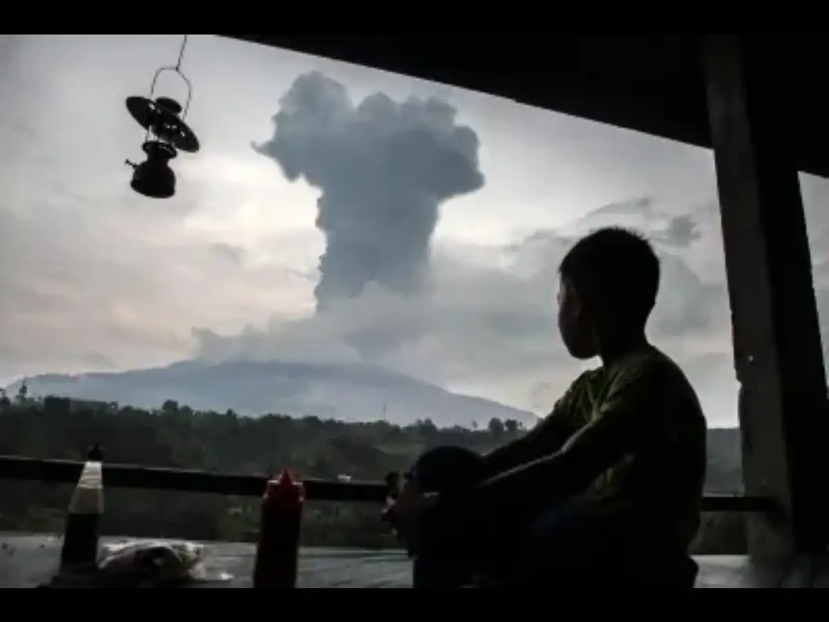 Indonesia's Anak Krakatau eruption halts flights, schools, fishing - The Economic Times