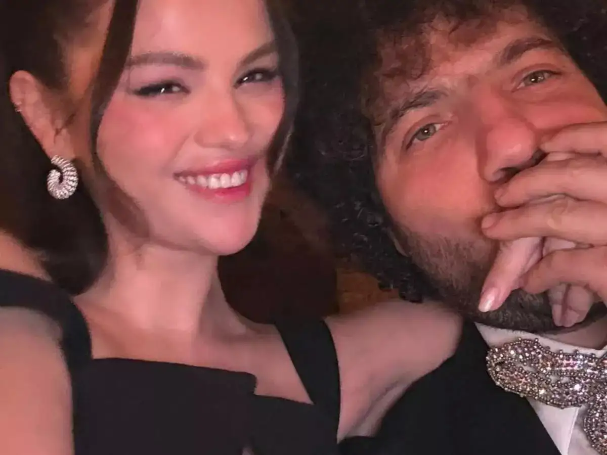 Bir qiz sexy moy massaji uchun keldi