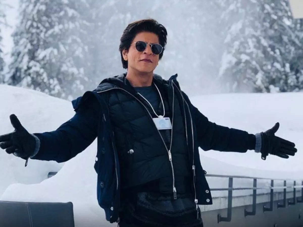 Shah Rukh birthday: Shah Rukh Khan treats fans on his 57th birthday, makes a special midnight appearance outside 'Mannat' - The Times