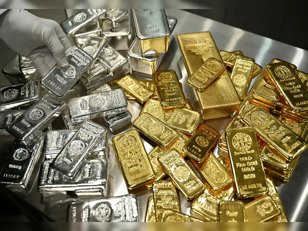 Silver Soars Past $77 as Precious Metals Rally on Rate-Cut Bets and Global Tensions